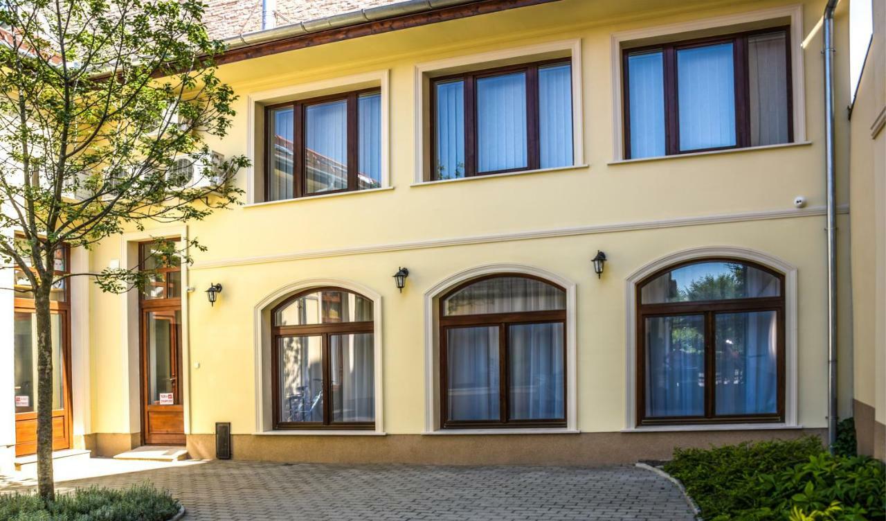 Centrum Apartman Цеґлед Екстер'єр фото