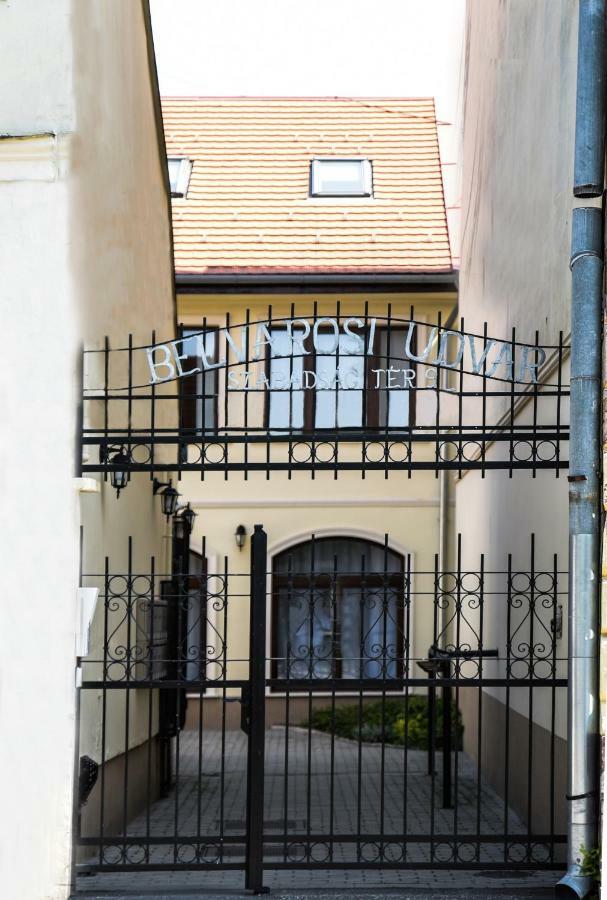 Centrum Apartman Цеґлед Екстер'єр фото